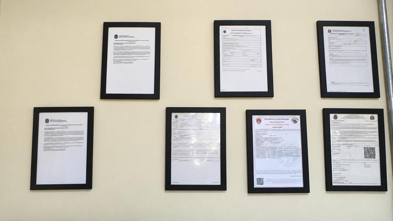 Documentos emoldurados na parede da empresa